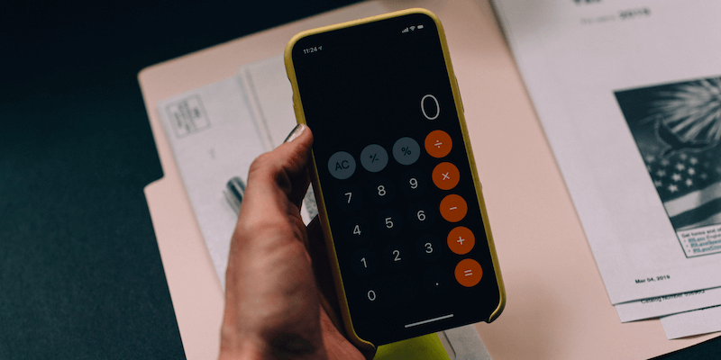 Calculadora de iPhone sujeta con la mano FreeTaxUSA