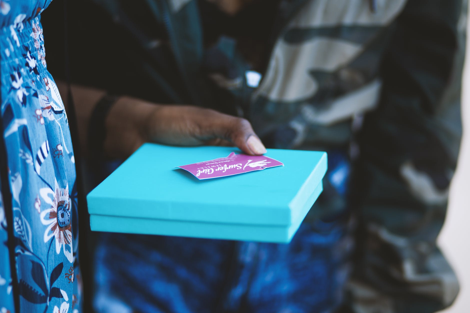 Gift Card Granny: una mano sostiene una caja de regalo