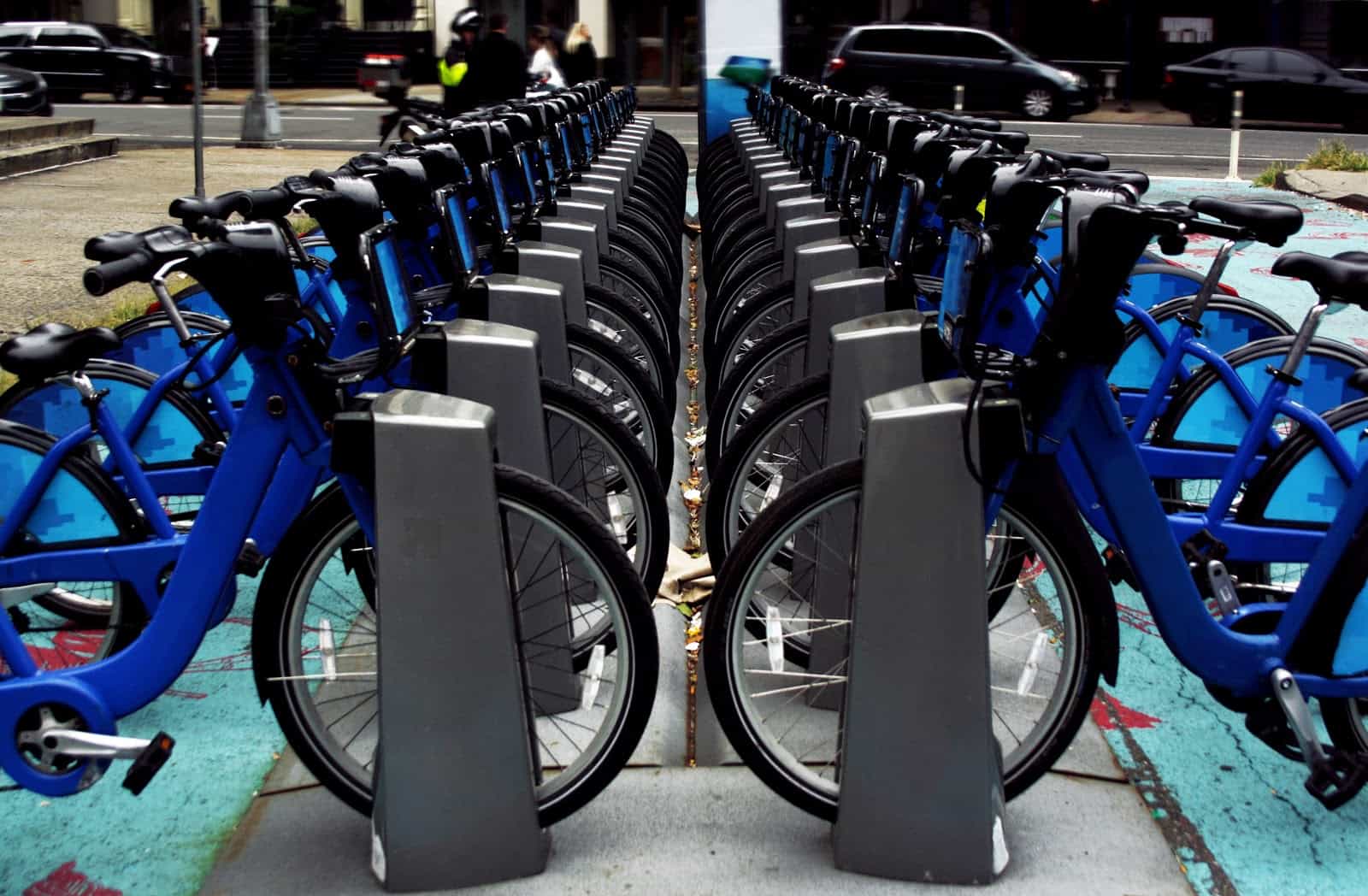 Bicicletas azules alineadas en la ciudad
