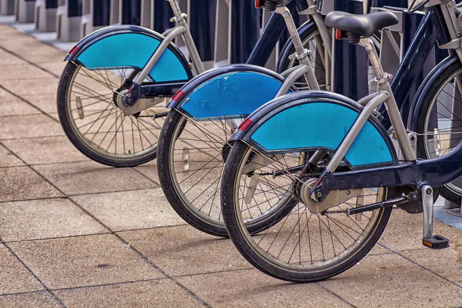 Rueda trasera de bicicletas alineadas en la ciudad