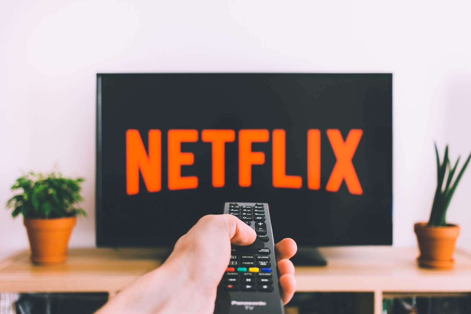 Trabajos en línea: control remoto apuntando a la pantalla del televisor con el logotipo de Netflix