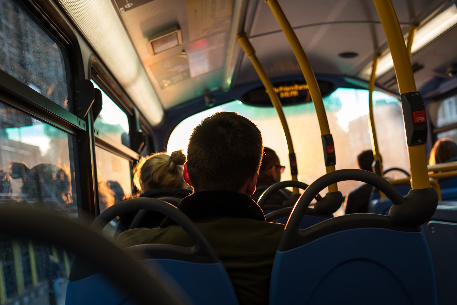 La silueta de la persona en un autobús