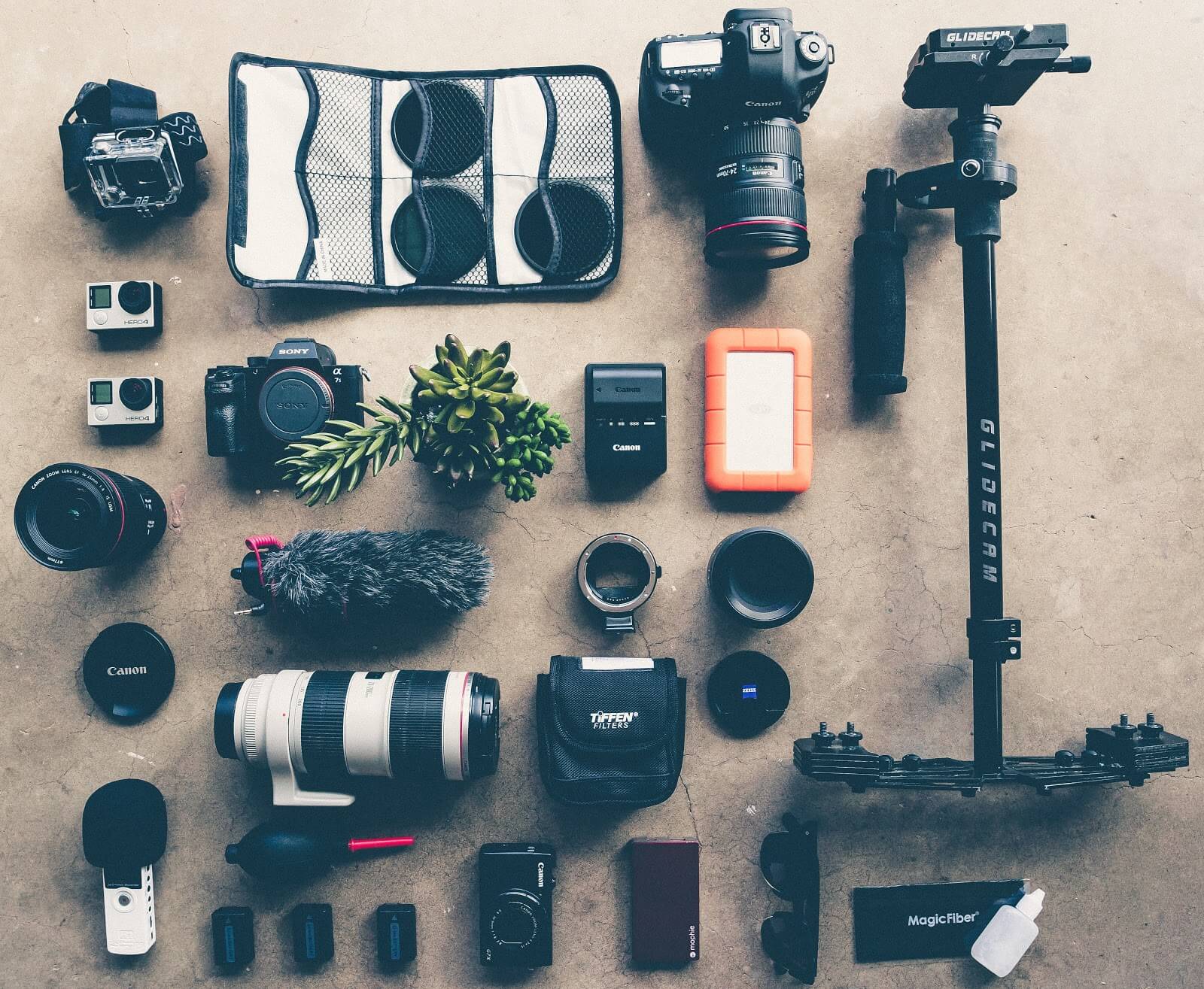 Como ser fotógrafo: una gran cantidad de equipos de cámara dispuestos