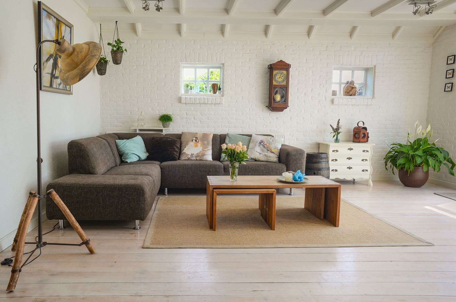 Cómo convertirse en una organizadora profesional de espacios: una sala de estar limpia y minimalista