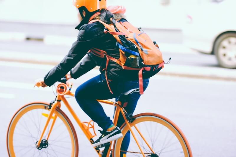 Ajetreo lateral: un repartidor en bicicleta