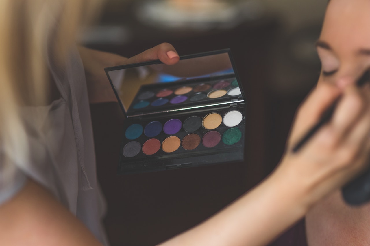 cómo convertirse en un maquillador: paleta de sombras de ojos 