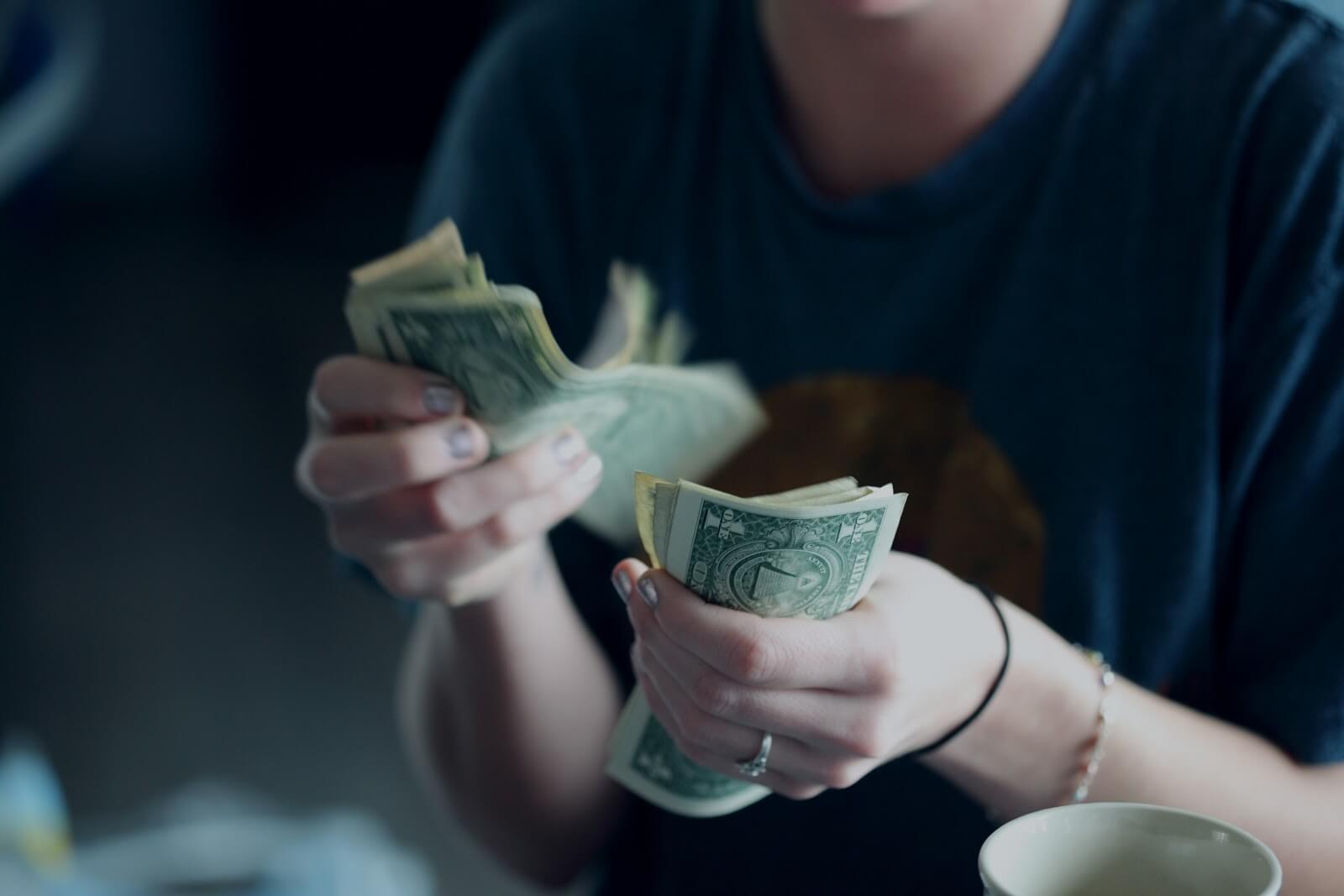 Grubhub Pay: Mujer contando dinero