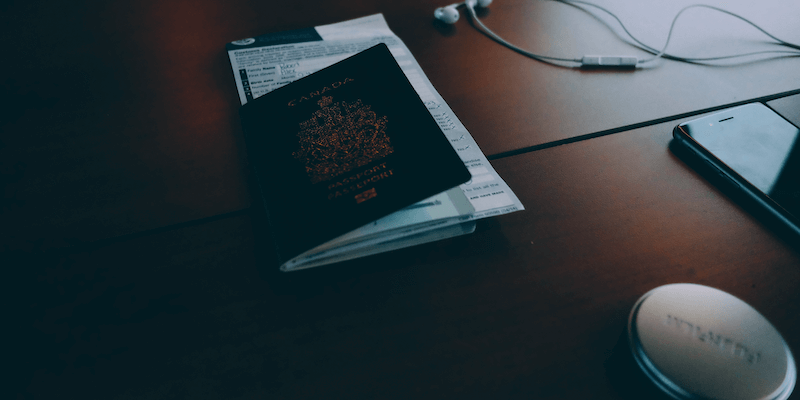 Alquiler a largo plazo en Airbnb: pasaporte y billete de avión