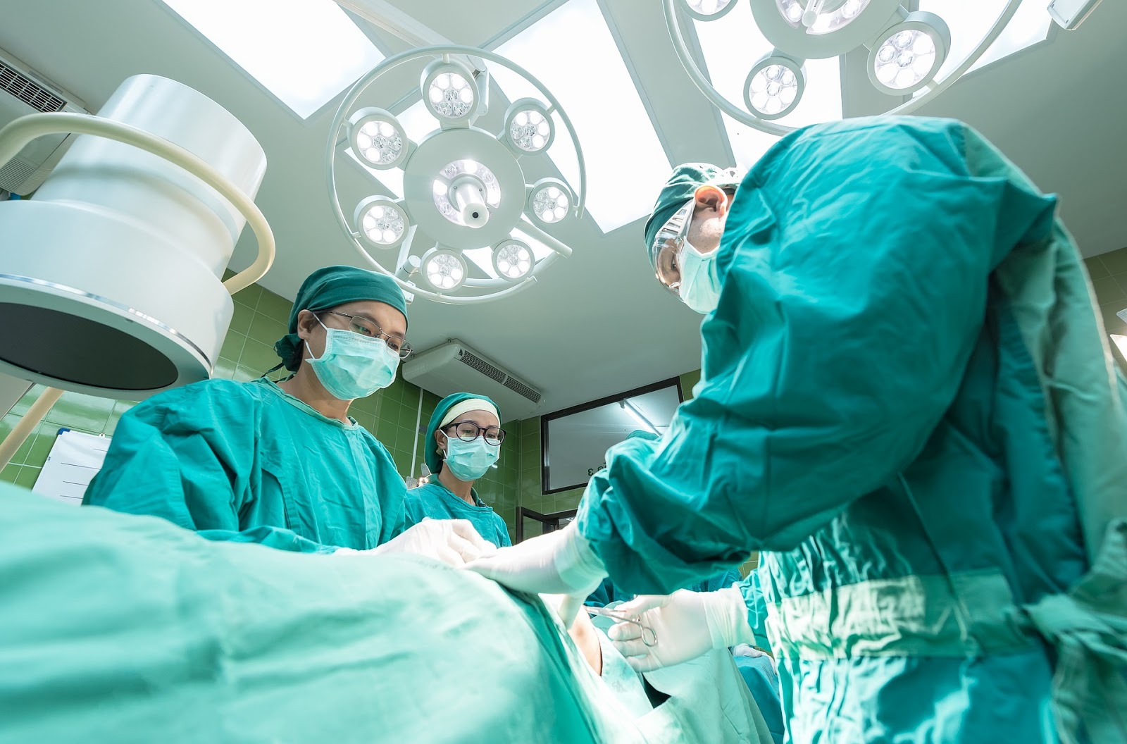 Médicos que realizan cirugía en quirófano