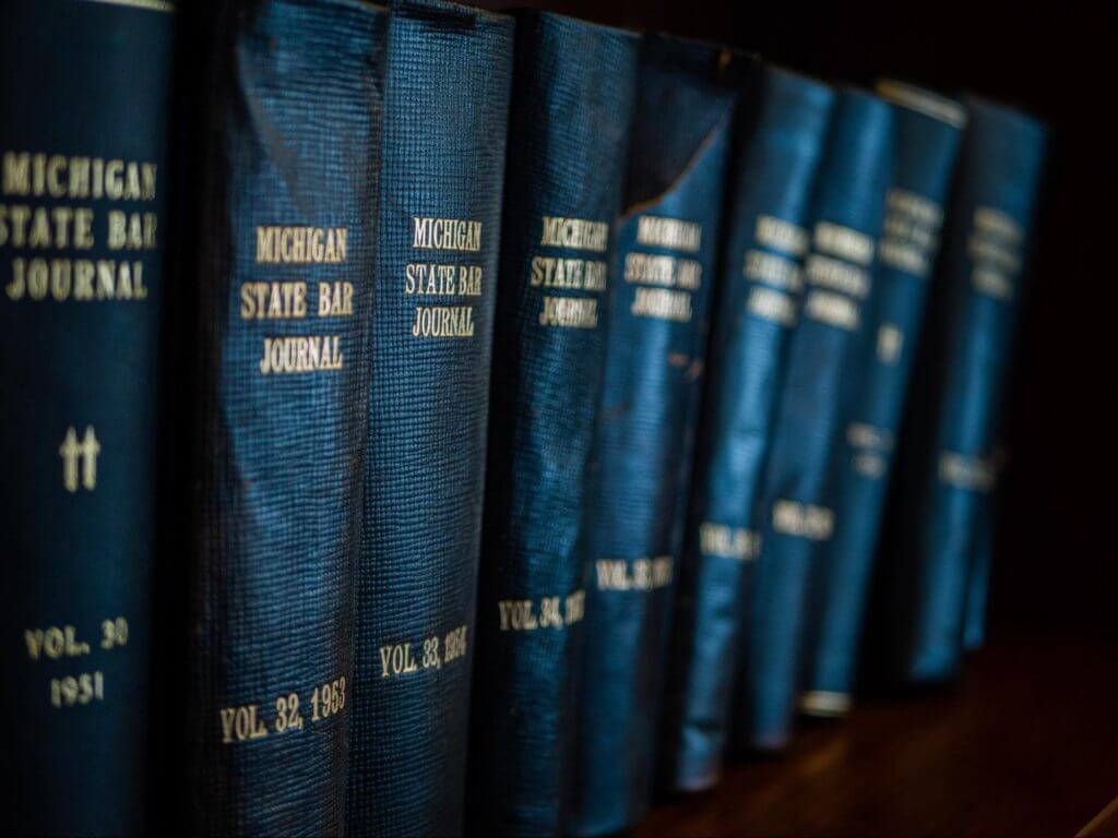 Libros de leyes de Michigan en un estante.