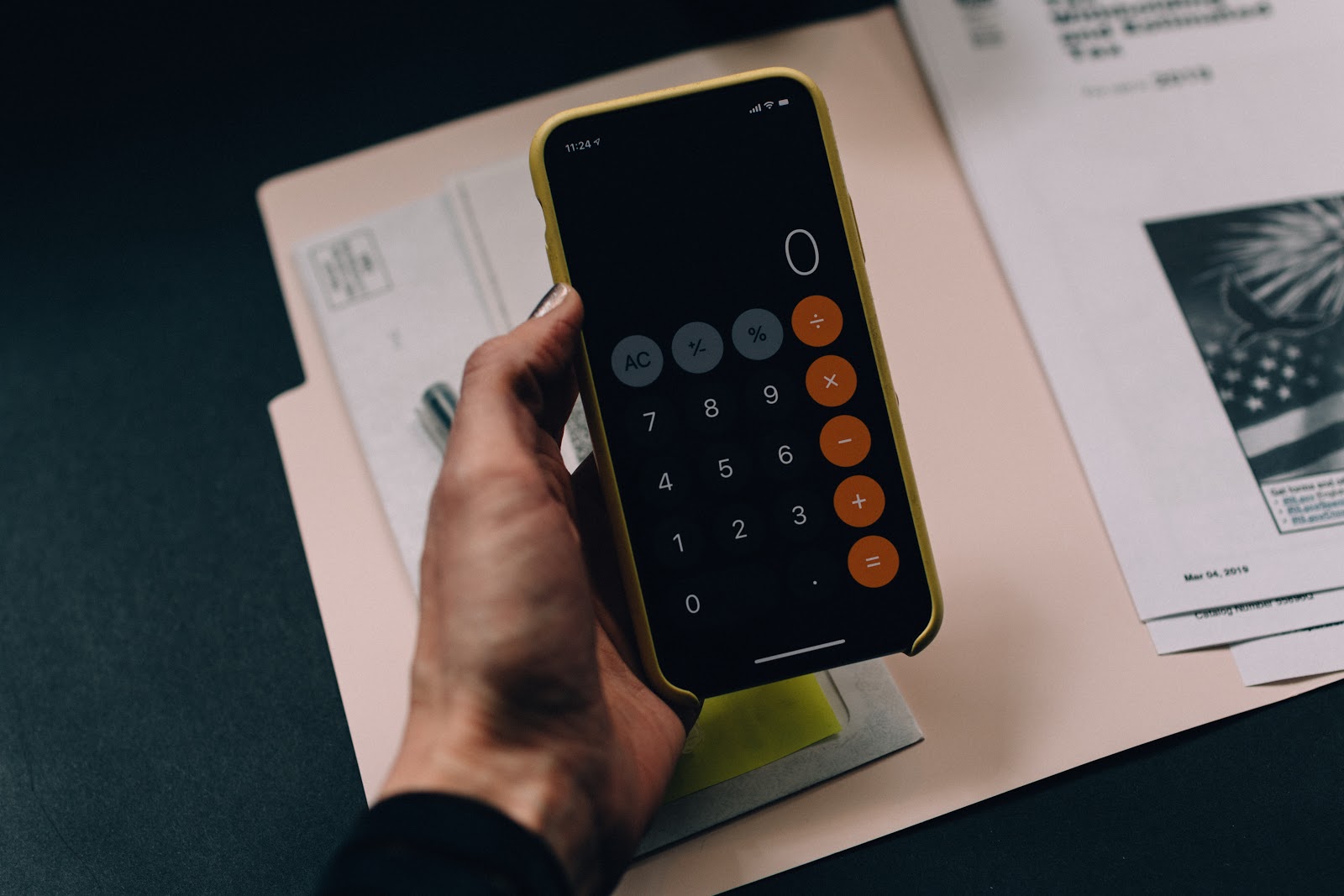 Cómo calcular la depreciación: aplicación de calculadora en un teléfono que se mantiene