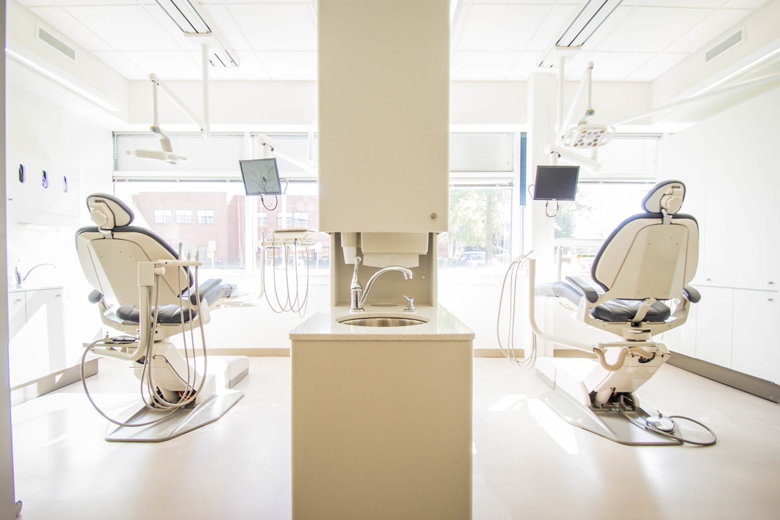 ejemplos de Sociedades Limitadas: sillones dentales en una oficina