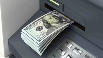 Numerosas facturas salen de un cajero automático bancario