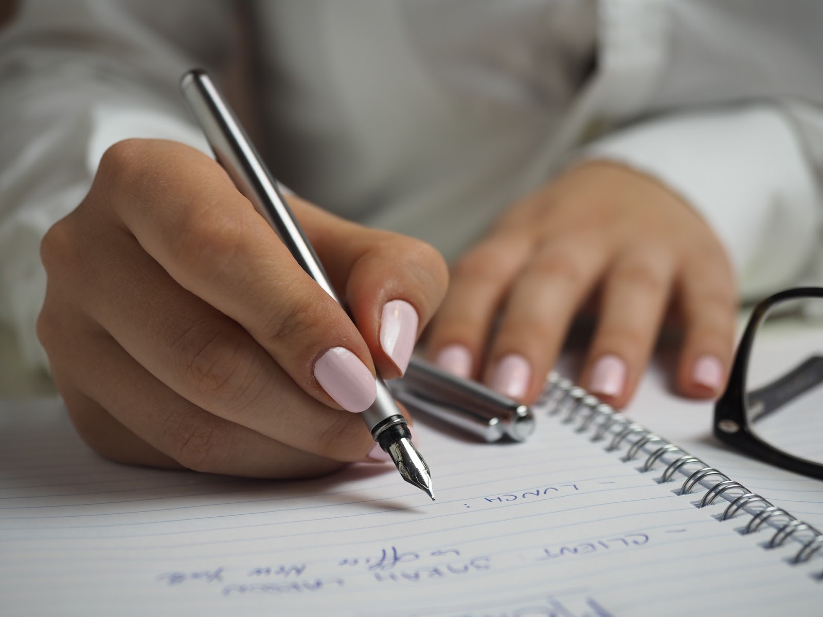 Habilidades de gestión del tiempo: las manos escriben en un cuaderno