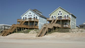 imagen de dos casas de playa