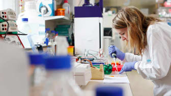 imagen de una mujer realizando un experimento en un laboratorio