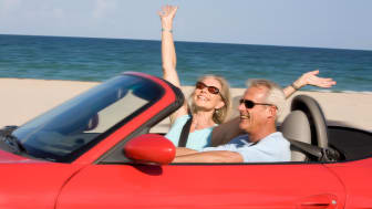 Pareja de ancianos conduciendo en la playa de Florida