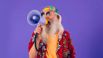 imagen de un anciano con un megáfono