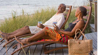 imagen de una pareja de ancianos sentados cerca de una playa