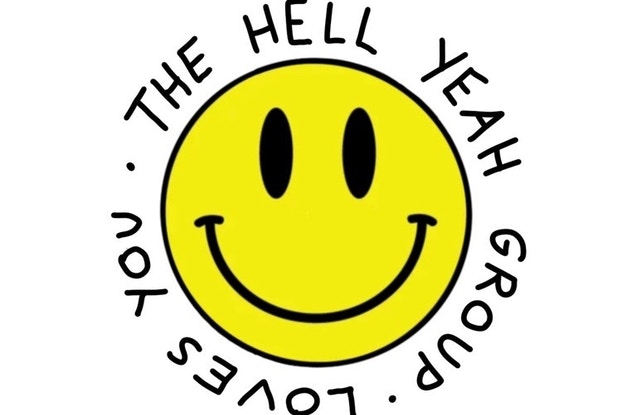   Una imagen de una cara sonriente amarilla está rodeada por la frase The Hell yes Group loves you.