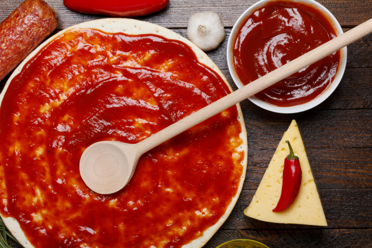 Haz que pizza night vuelva a ser divertida con estas 30 alternativas de salsa de pizza