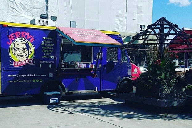   Camión de comida Jerry's Kitchen estacionado en un área pública.