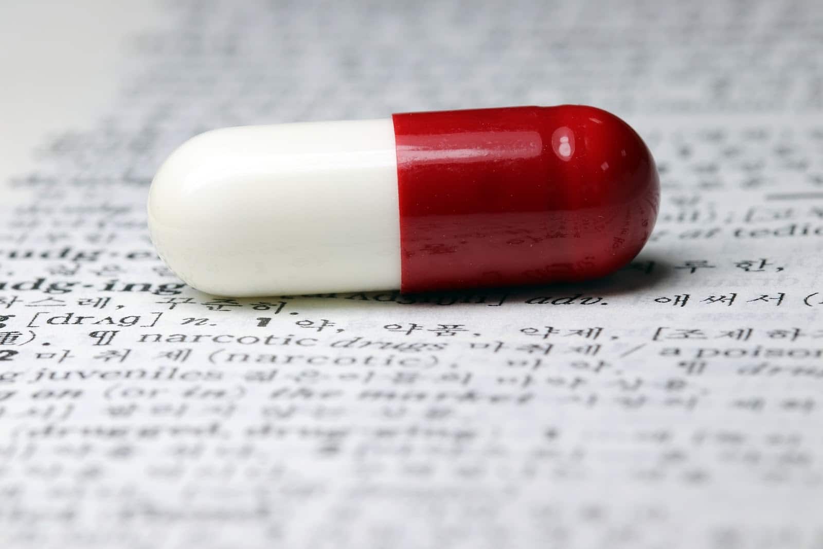 Trabajos de farmacéutico de trabajo desde casa: una píldora en una página con escritura técnica