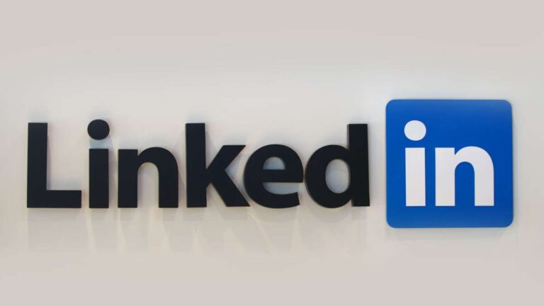 Descubre los mejores ejemplos de fotos de portada para LinkedIn en cada sector