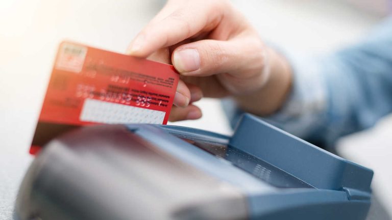 Una tarjeta de crédito asegurada puede ayudarlo a reconstruir su puntaje de crédito. Así es como funciona