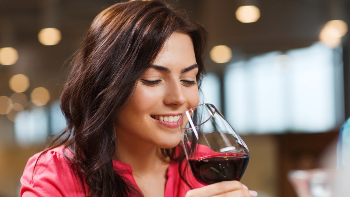 Mujer bebiendo copa de vino